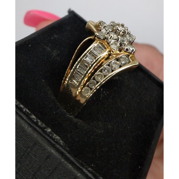 10kt Gold diamond flower ring - Picture 5 of 9